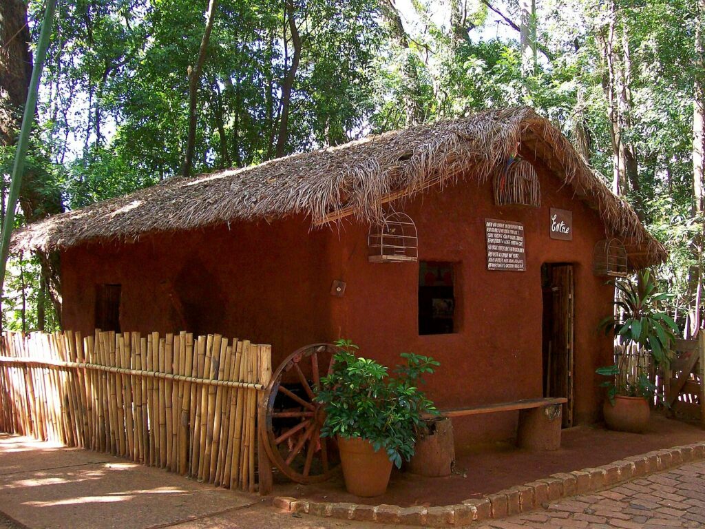Foto: Casa do Caboclo, Bosque dos Jequitibás por Fasouzafreitas, CC BY 3.0, Wikipédia